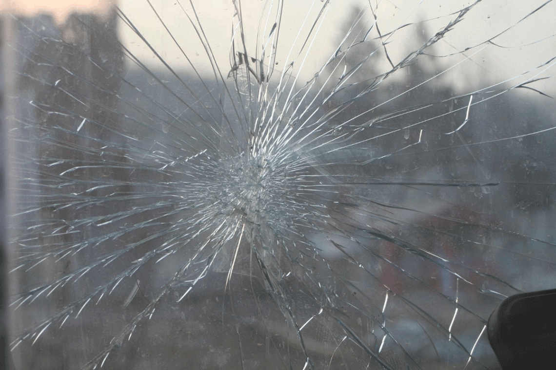 Signs You Need Windshield Replacement With Reputable Repair Services